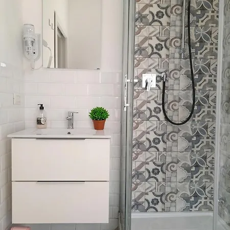 -l' Oasi Del Turista, 5- Station Private External Bathroom Pensjonat Mediolan